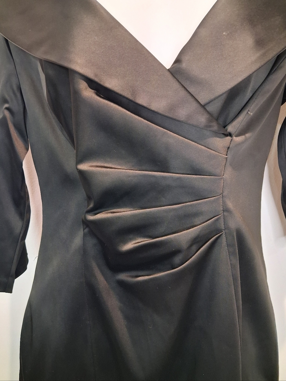 Kay Unger Size 8 Black Satin Sheath Cocktail Drees - Picture 2 of 6